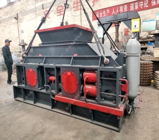 單臺(tái)中大型全自動(dòng)液壓對輥制砂機(jī)設(shè)備發(fā)往河北